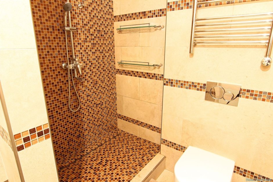 Глубокий душевой поддон из мозаики