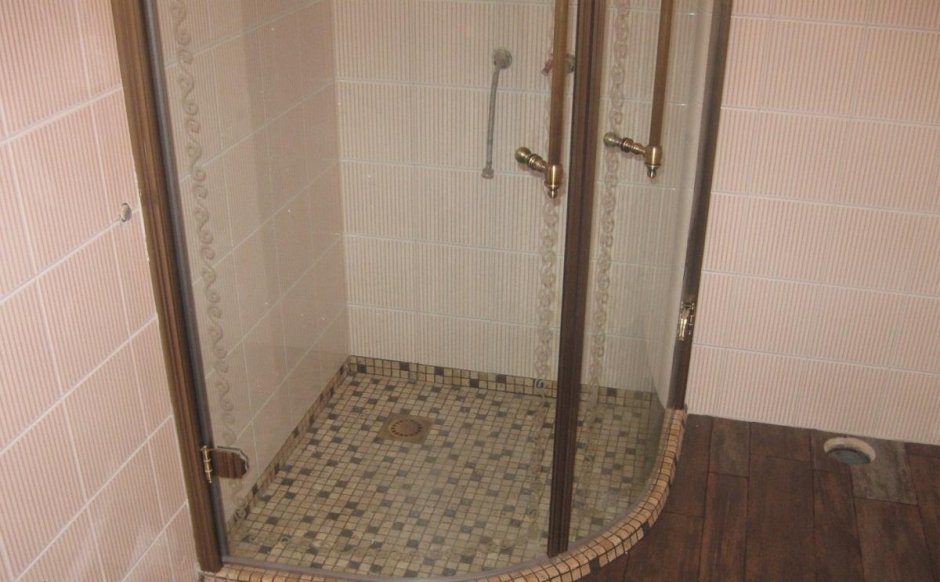 Душевая кабина с поддоном из мозаики