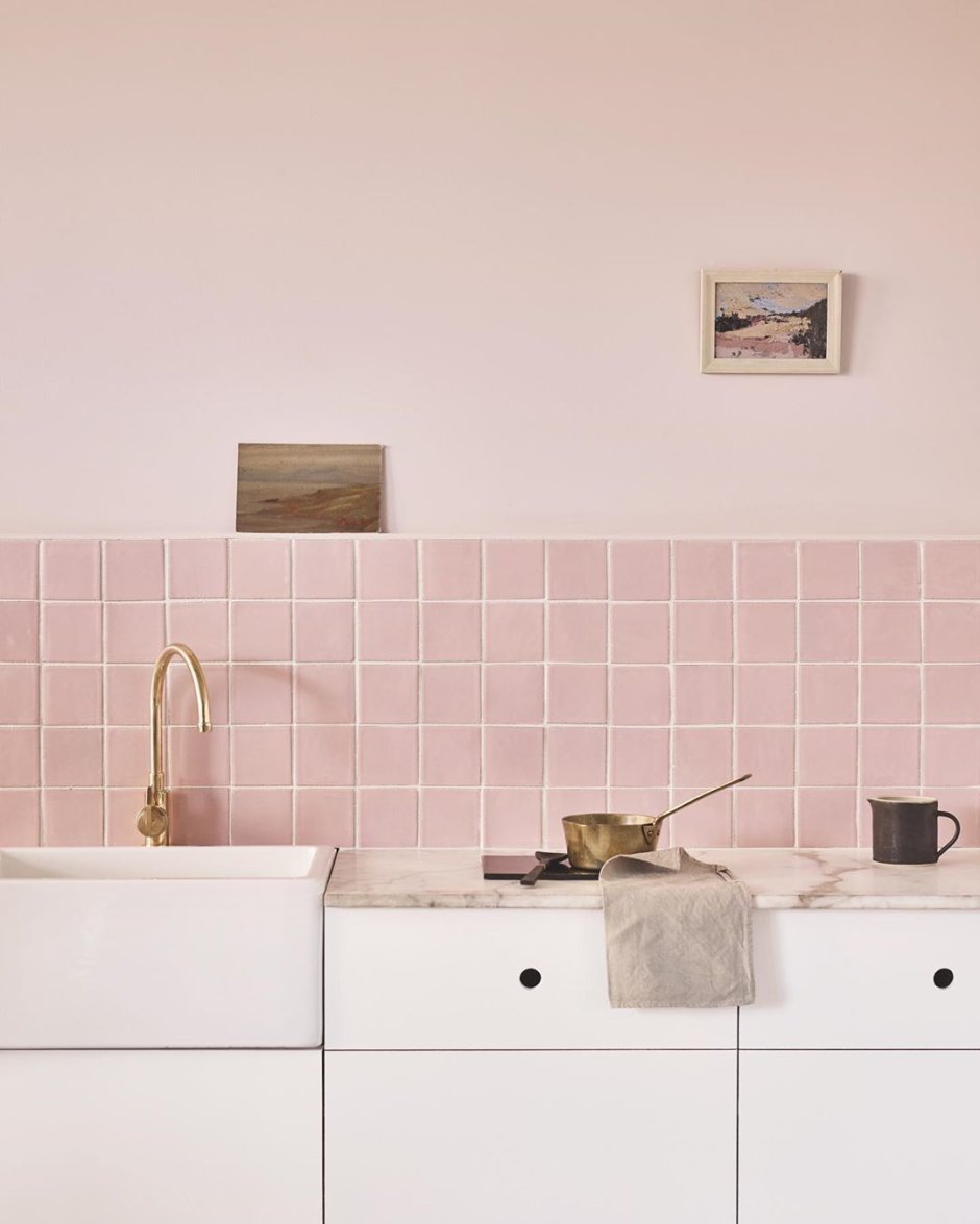Розовая плитка на фартук