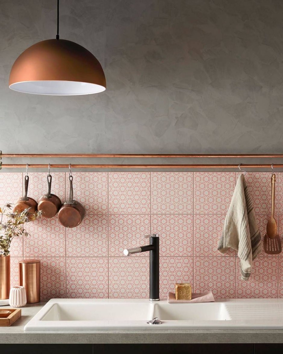 Розовая плитка на фартук