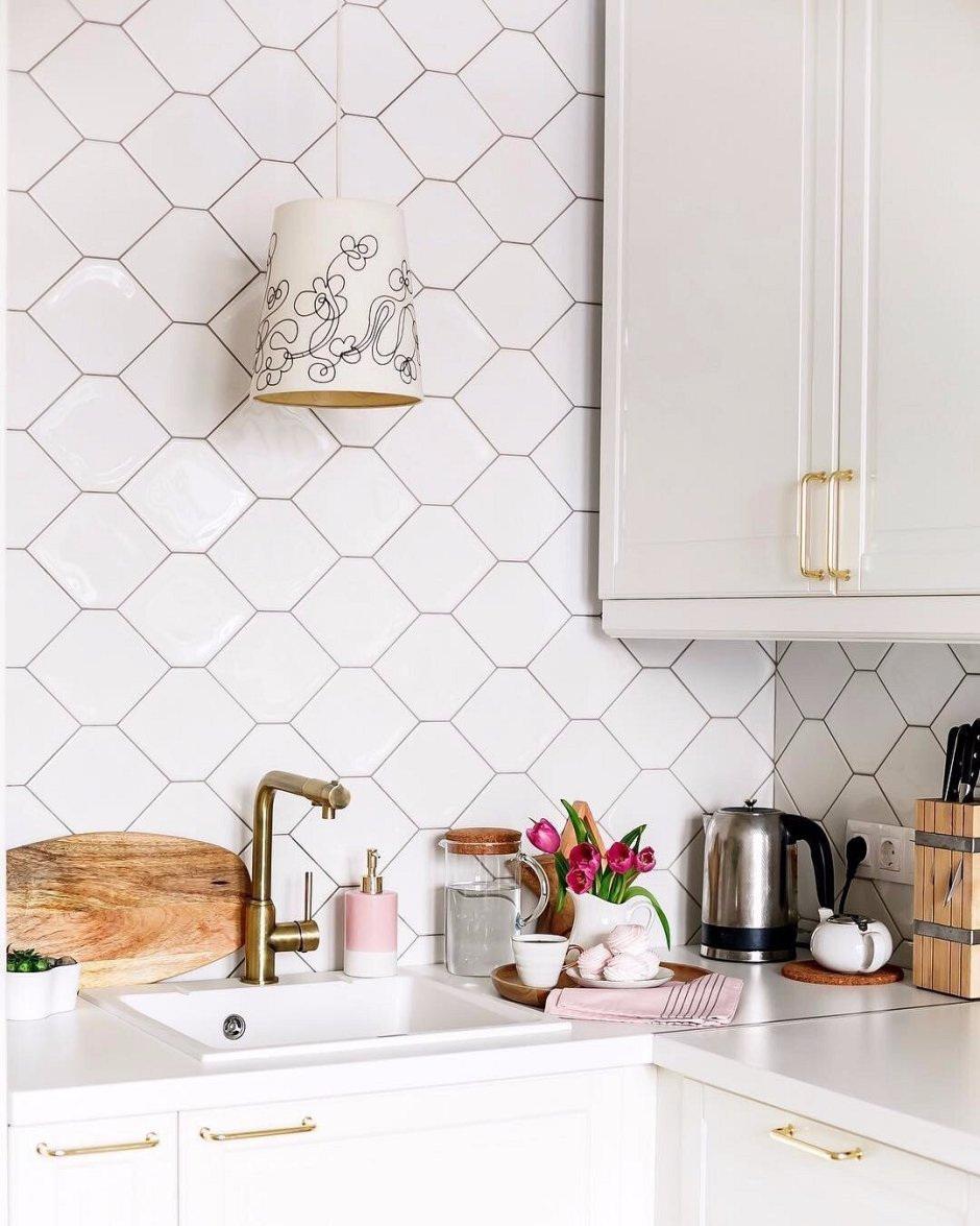 Кухня с розовым фартуком