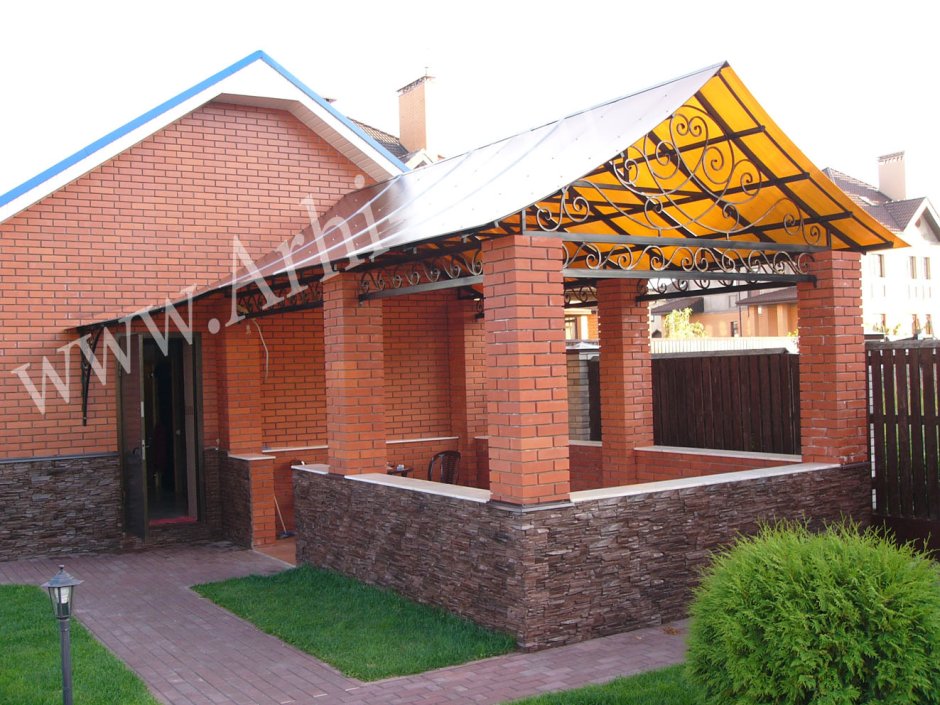 Беседка к дому из кирпича