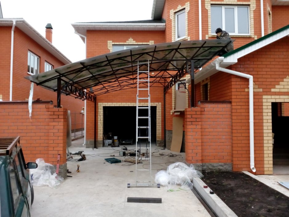 Навес между домом и гаражом