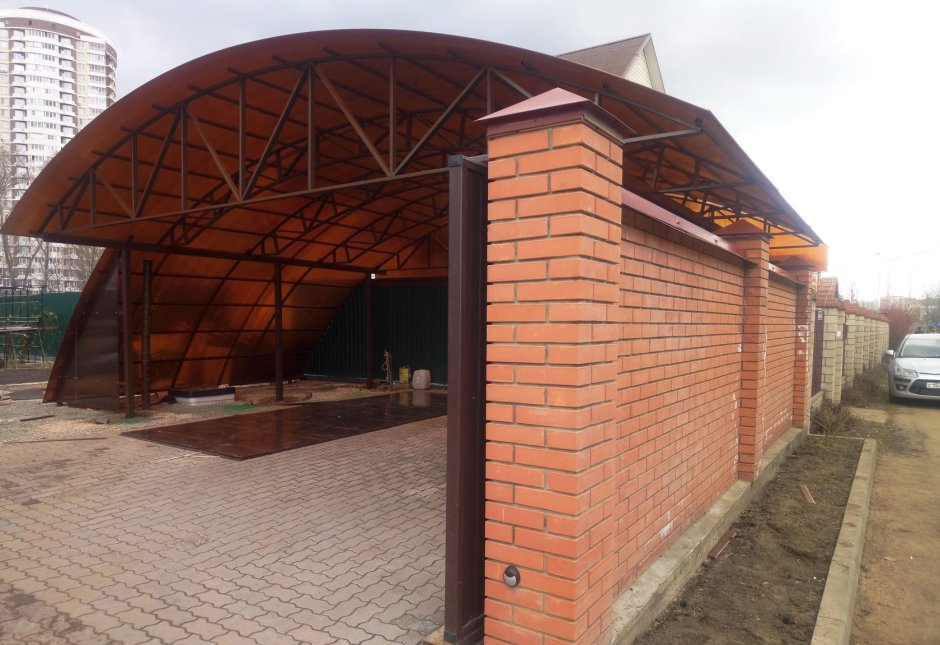 Навес для авто с кирпичными столбами