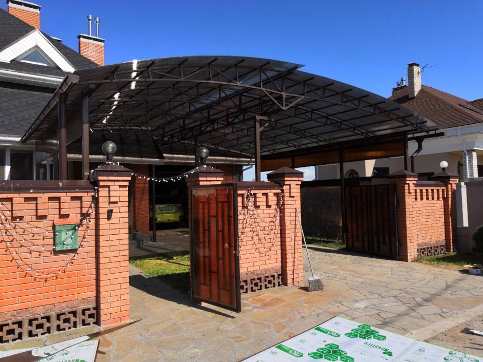 Двор с навесом в частном доме