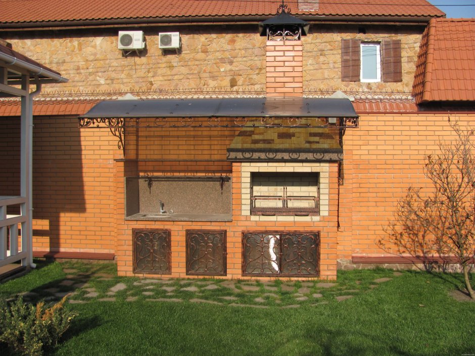 Барбекю на участке с кирпичным домом