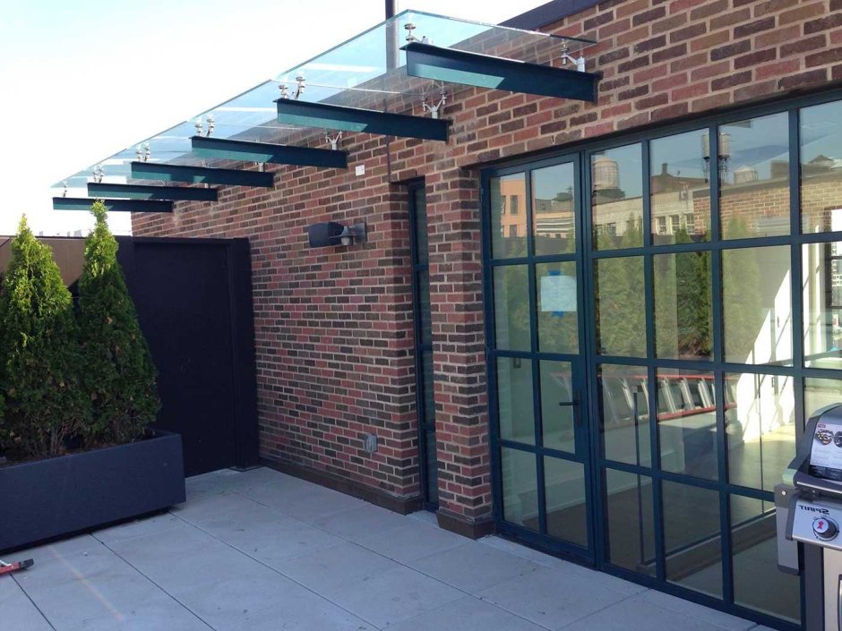 Стеклянные навесы и козырьки