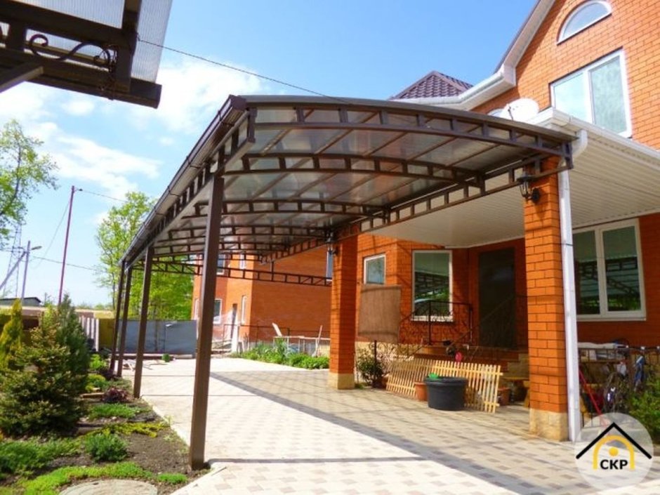 Односкатные красивые навесы перед домом