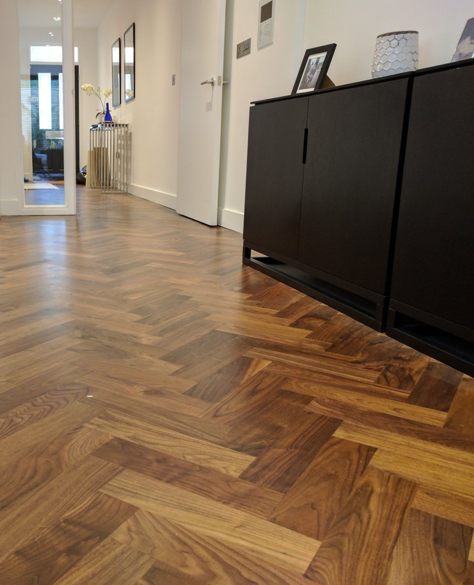 Комната с паркетом елочкой