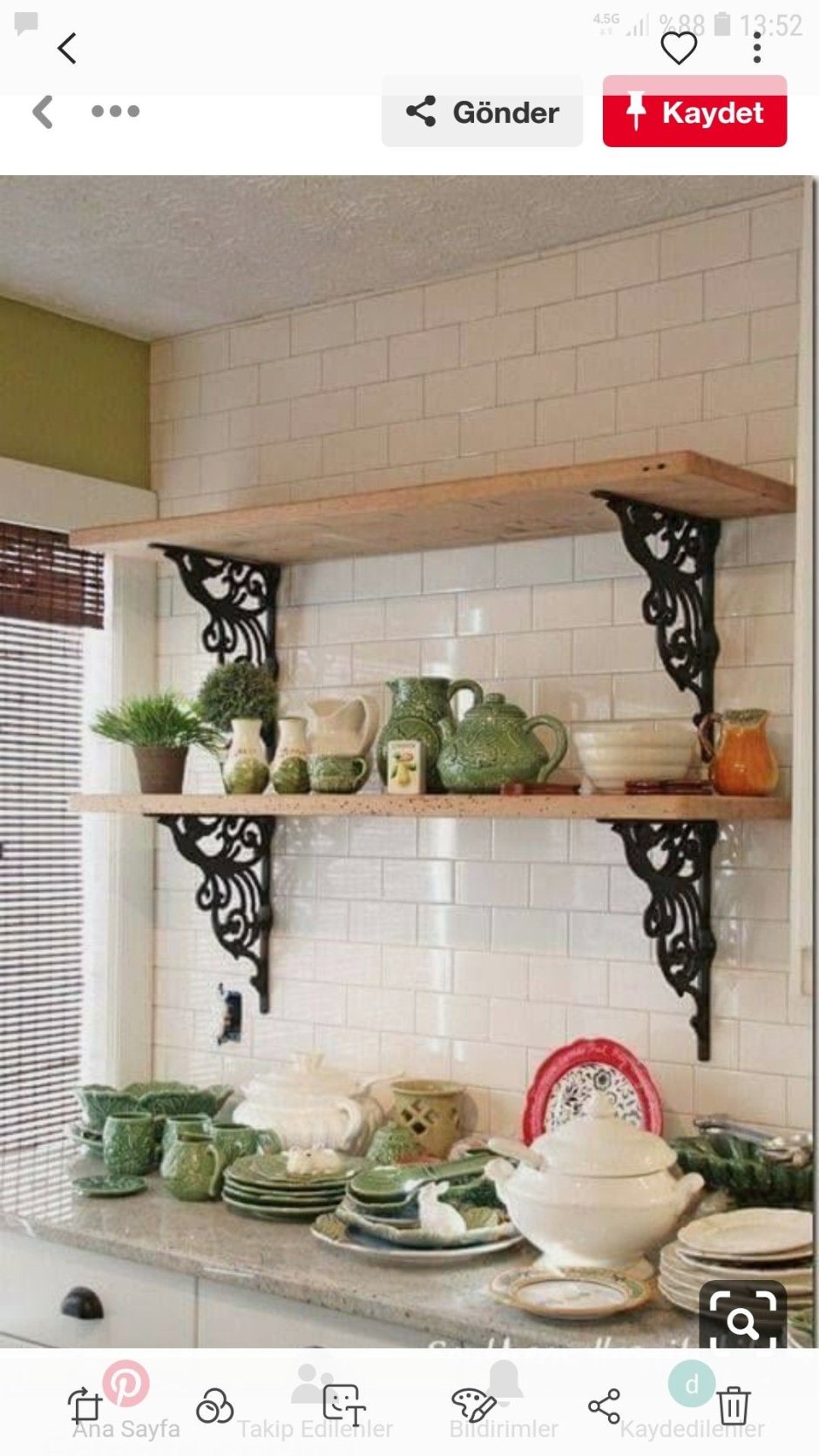 Полки над кухонным столом в стиле Прованс