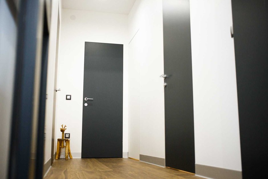 Скрытые двери в коридоре