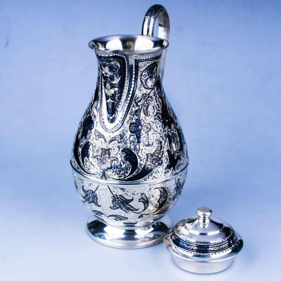 Старинный серебряный кувшин