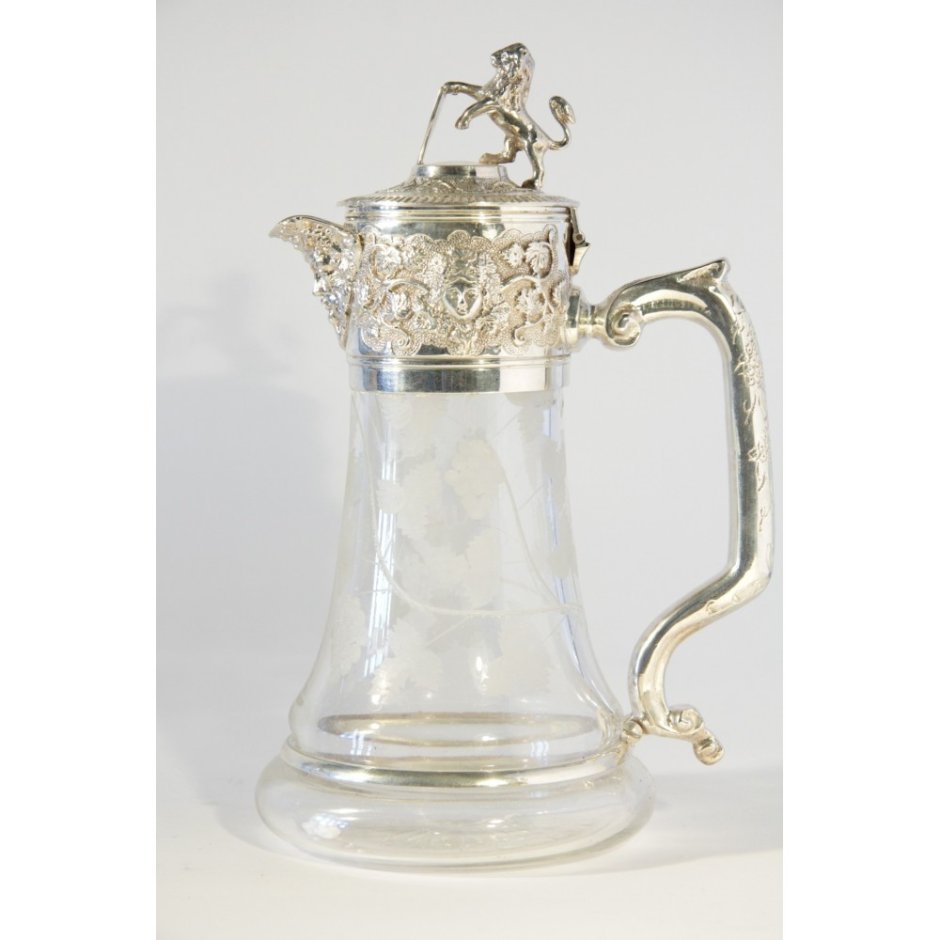 Стеклянный кувшин