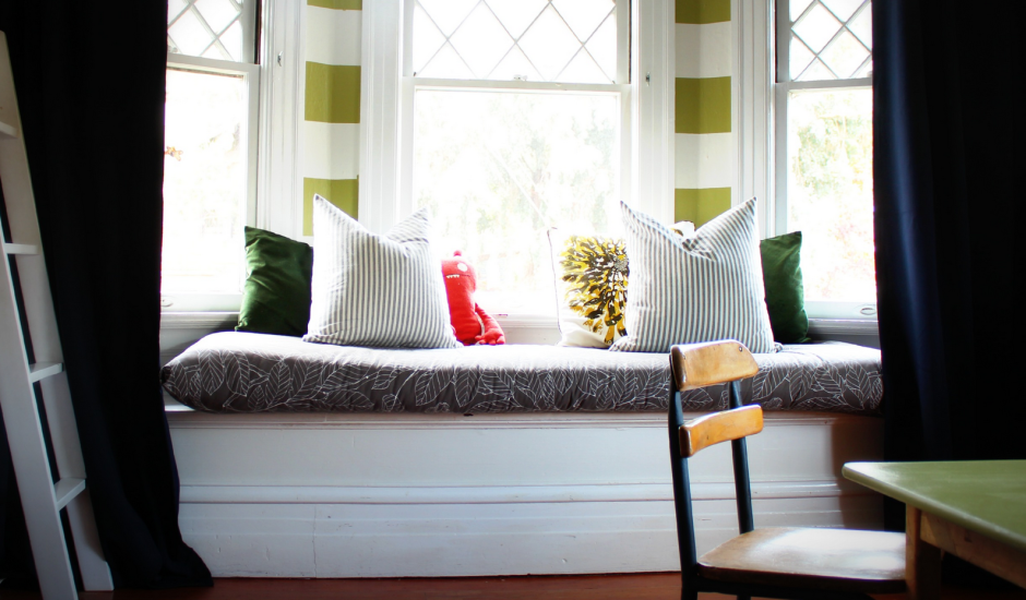 Подоконник с подушками в интерьере
