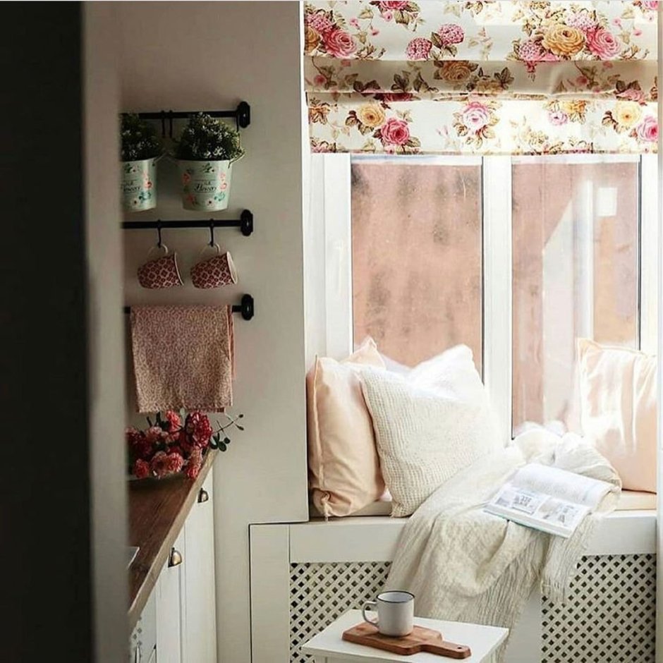 Широкий подоконник с подушками