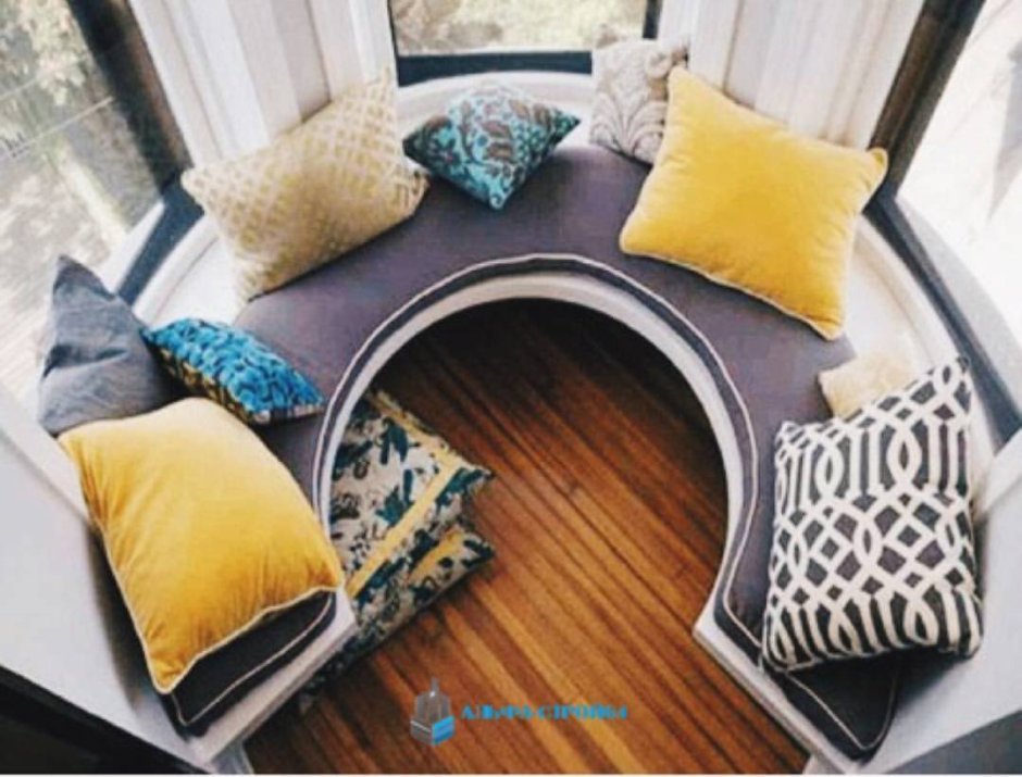 Окно с подушками на подоконнике