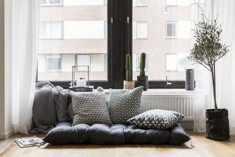 Подоконник с подушками в интерьере