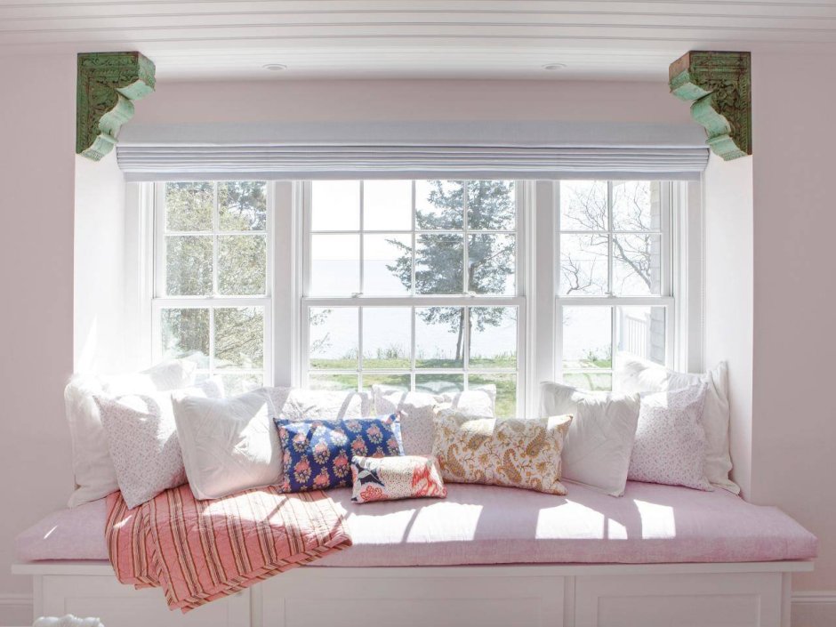 Римская штора на эркерных окнах