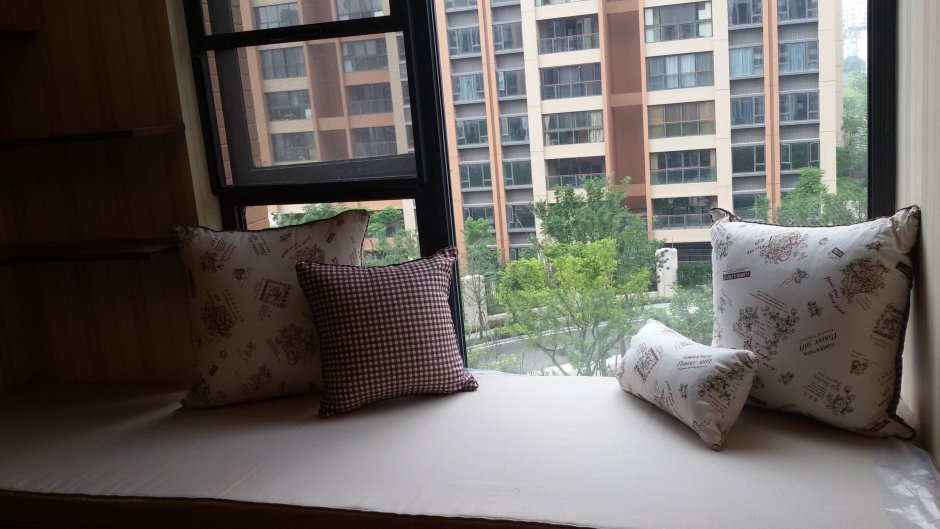 Подоконник-скамья в интерьере