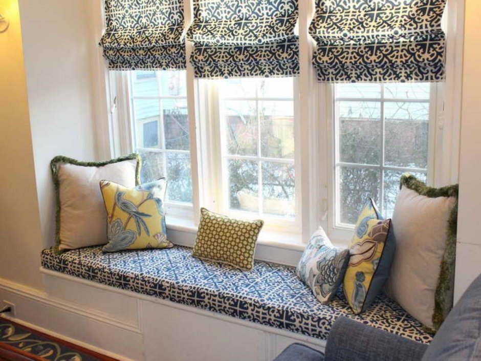 Уютный подоконник с подушками