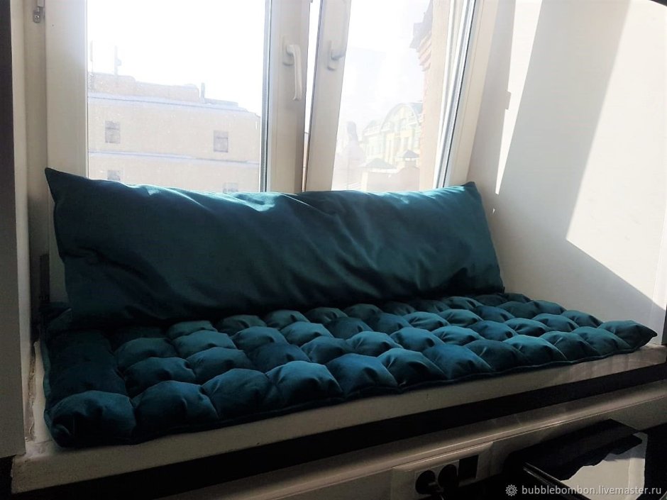 Подоконник-скамья в интерьере