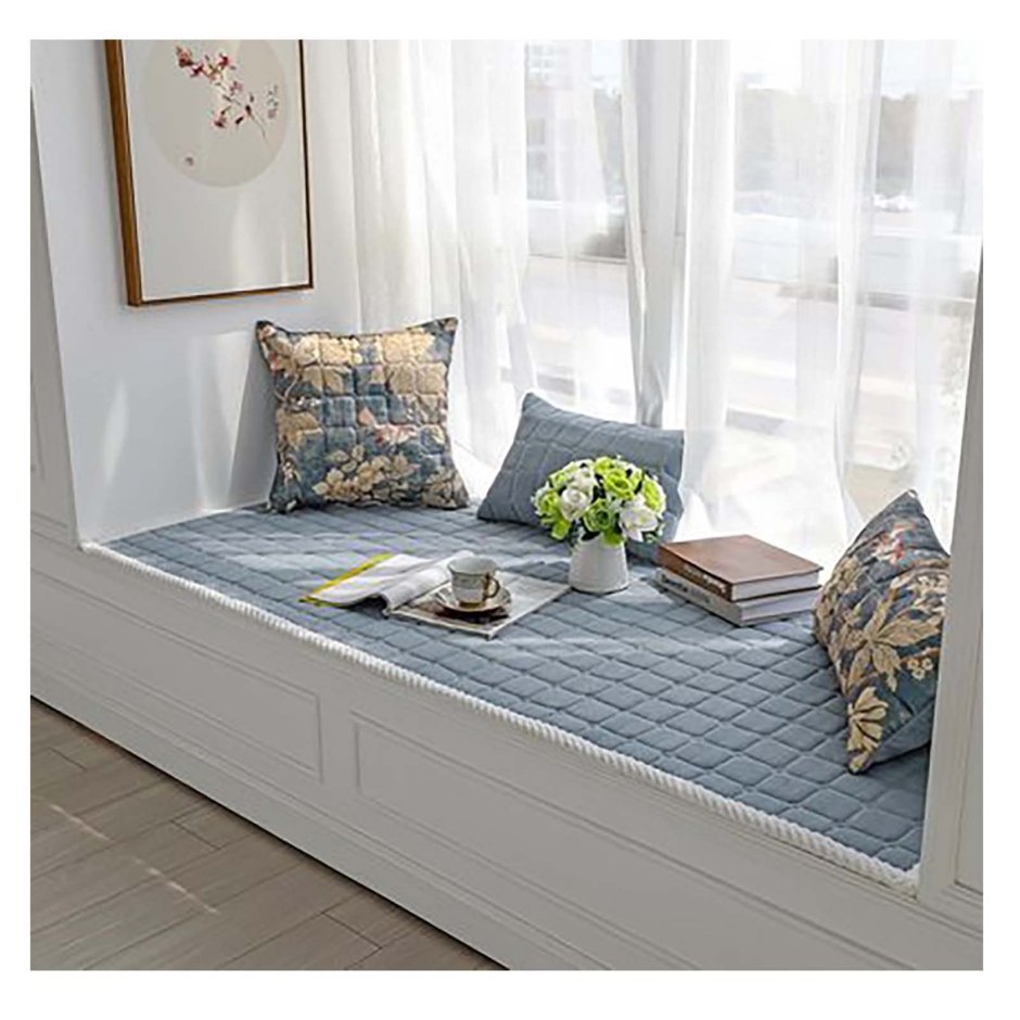 Широкий подоконник с подушками