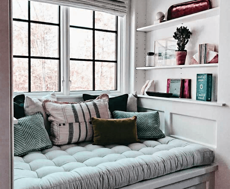 Плед на подоконнике