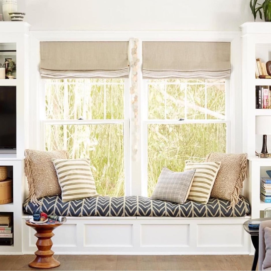 Кровать возле окна