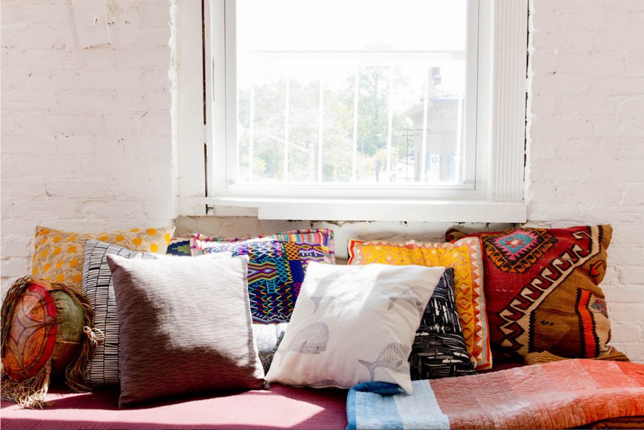 Подушки на окне