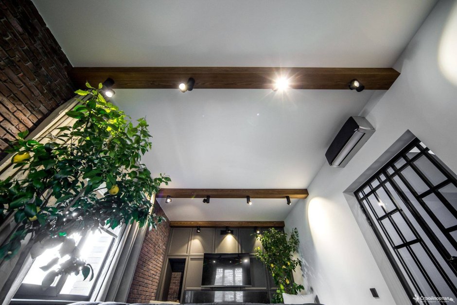 Гостиная каминная с балками и высоким потолком дизайн