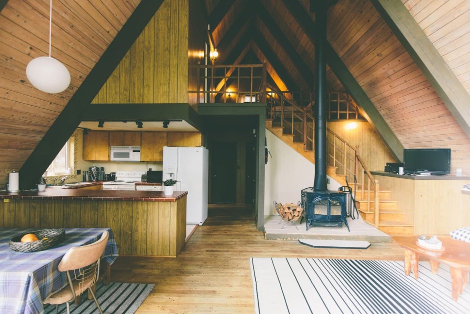 Дом с треугольной крышей