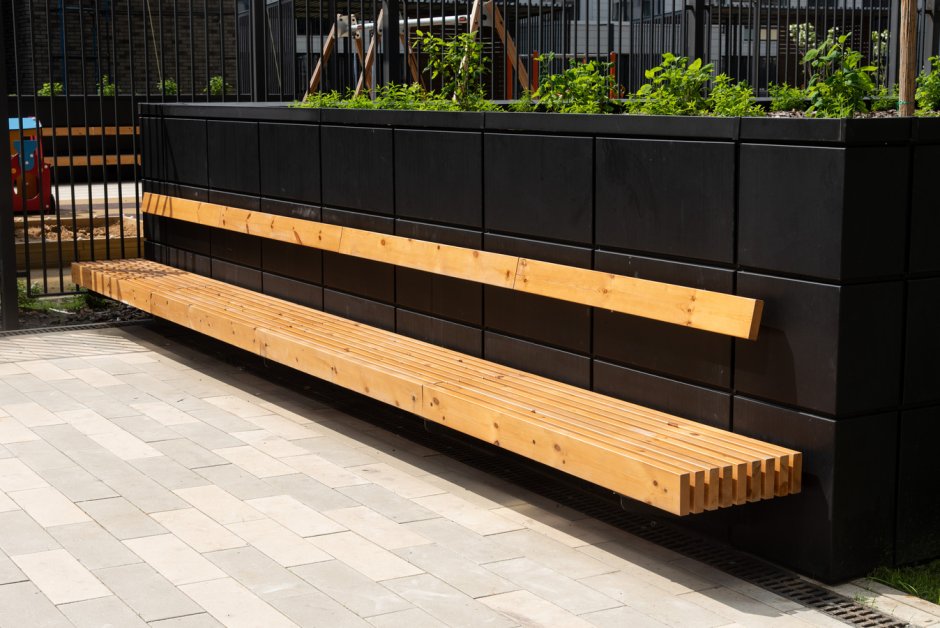 Скамейка с клумбой