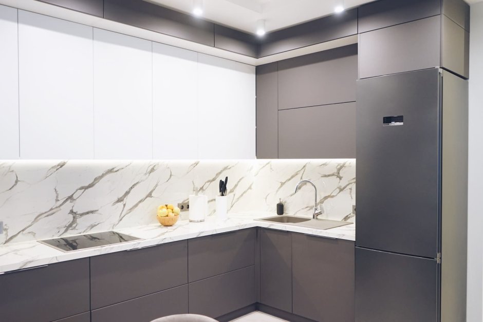 Кухня Валерия Сурская мебель антрацит глянец