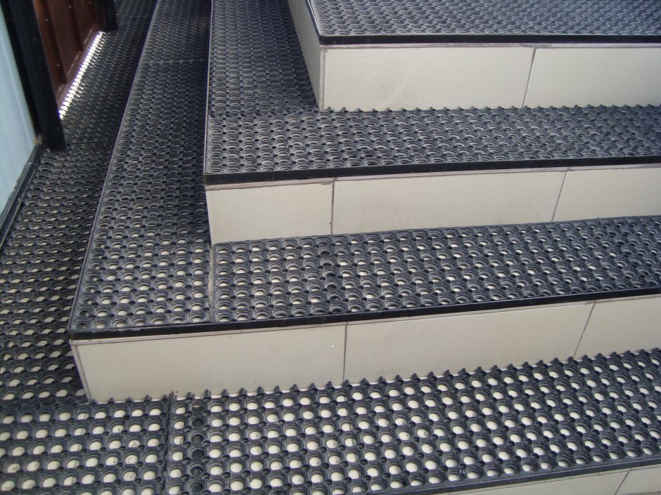 Коврик резин. Со сквозн. Отверстиями (1000х1000) 16мм. РТИ