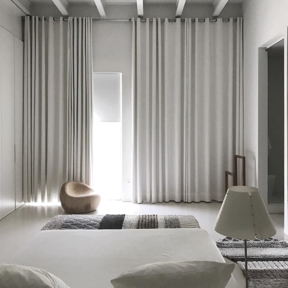 Темно синие шторы в спальне