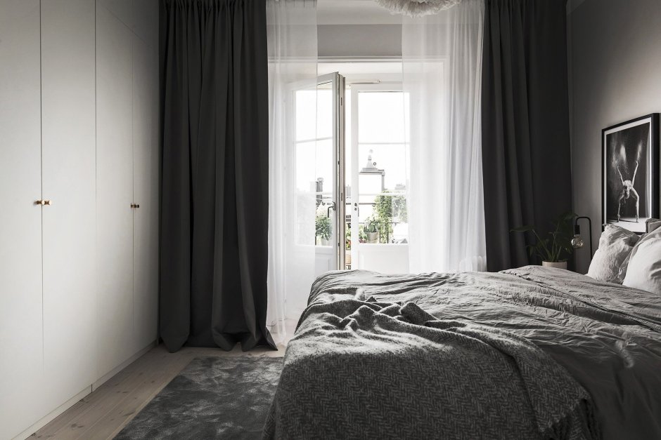 Серые шторы в спальне