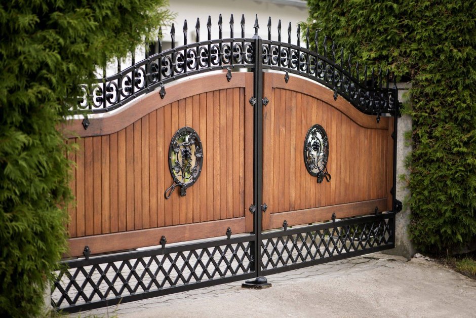 Забор в стиле Версаче с элементами ковки