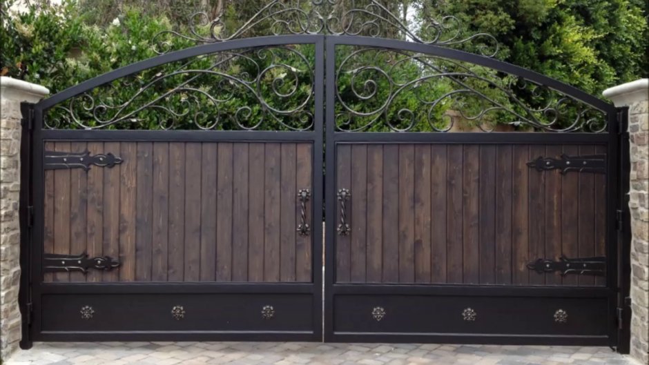 Деревянные ворота с ковкой