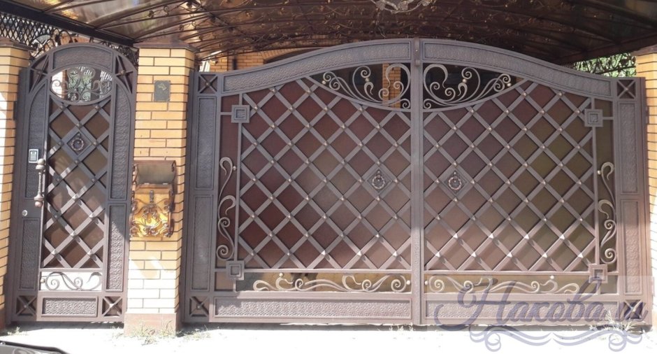 Кованые ворота и калитки в английском стиле
