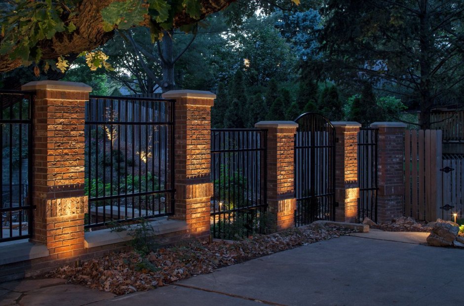 Подсветка забора столбов