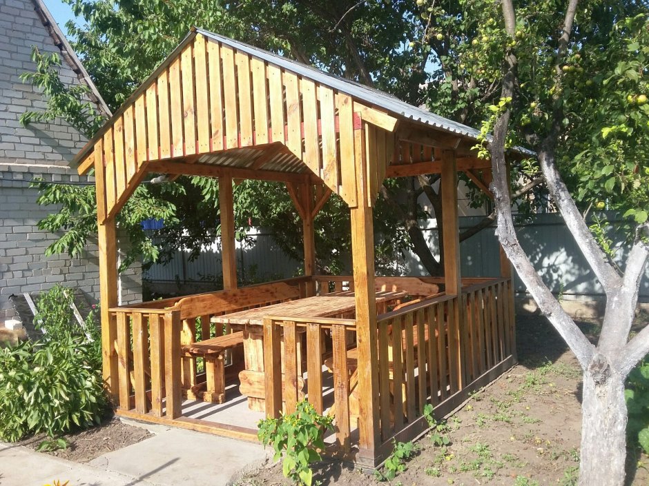 Беседка с абаженого дерева