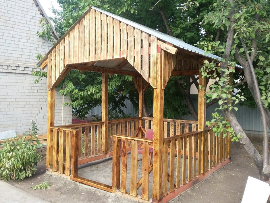 Беседка с абаженого дерева