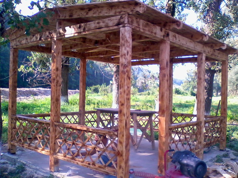 Беседка из столбов деревянных