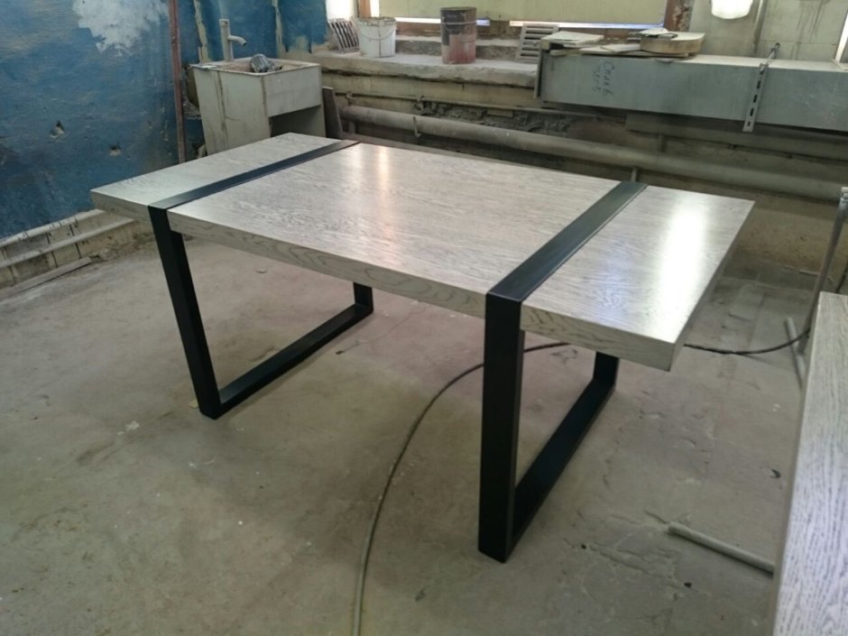 Кофейный столик из дерева на колесиках