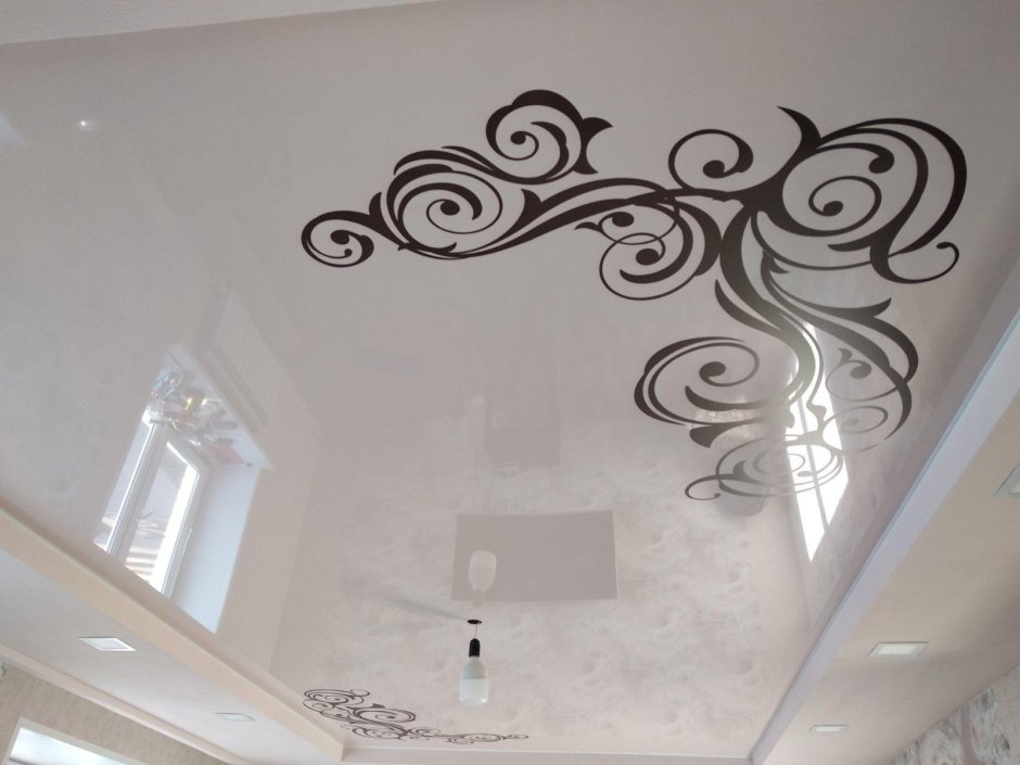 Натяжные потолки с узорами