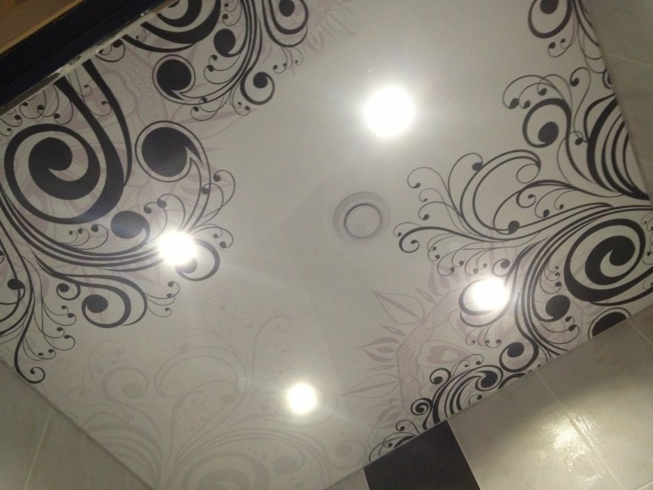 Глянцевый потолок с узором