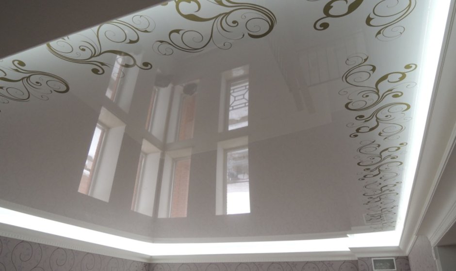 Натяжной потолок с бабо