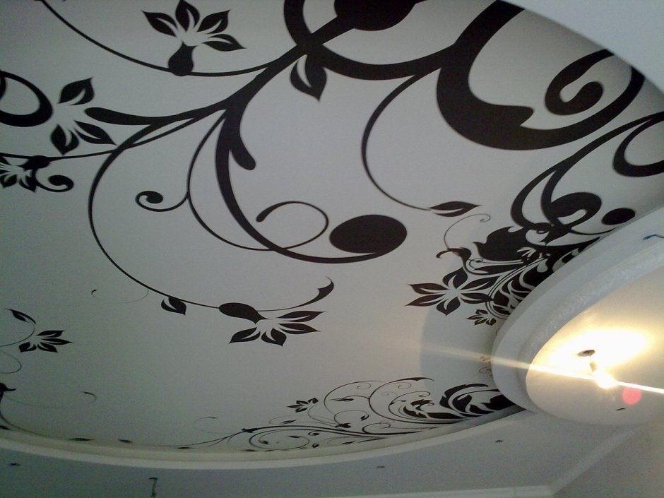 Натяжной потолок белый с черным узором