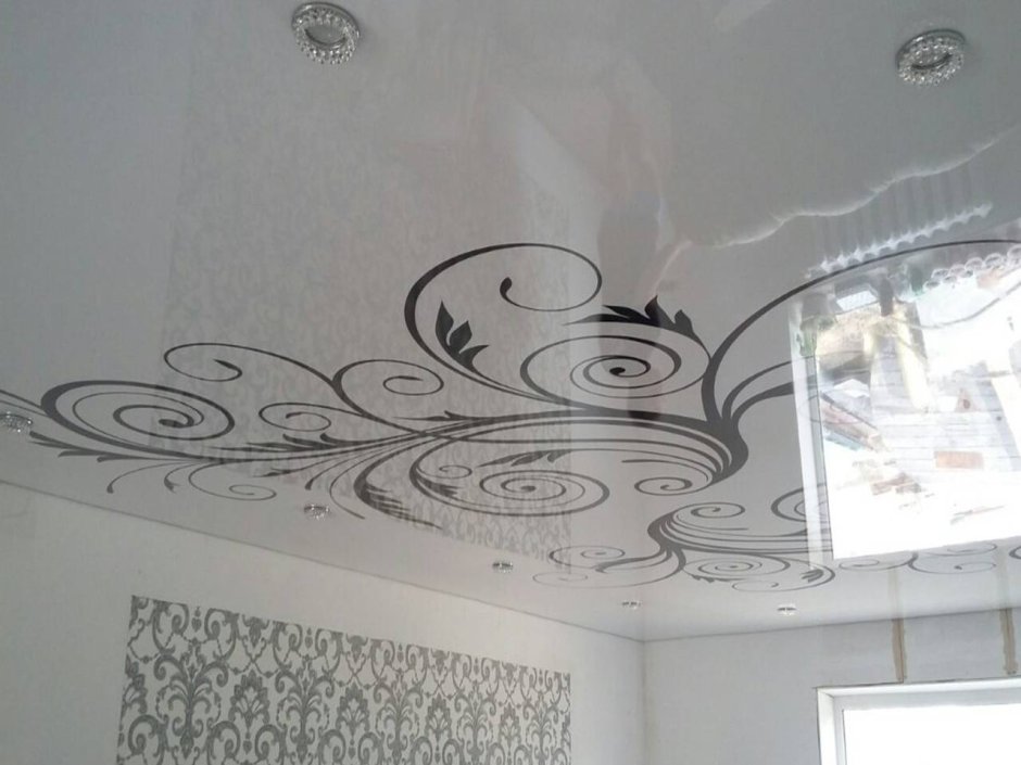 Контурный глянцевый натяжной потолок