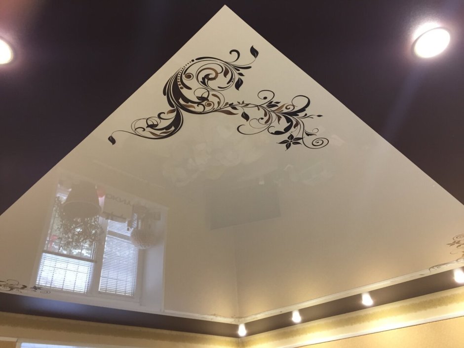 Натяжные потолки с узорами